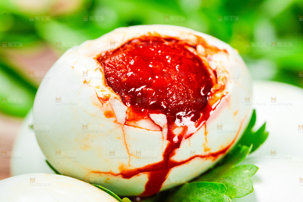 木底上的咸鸭蛋