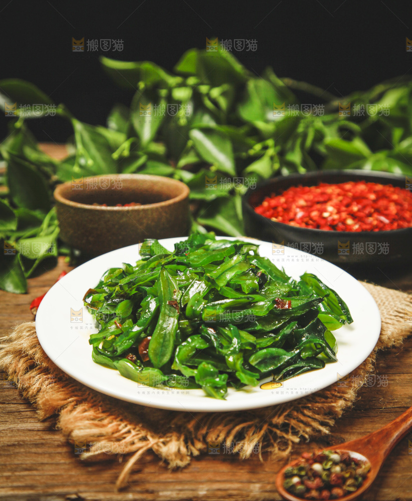 一盘香辣海白菜放在木底上