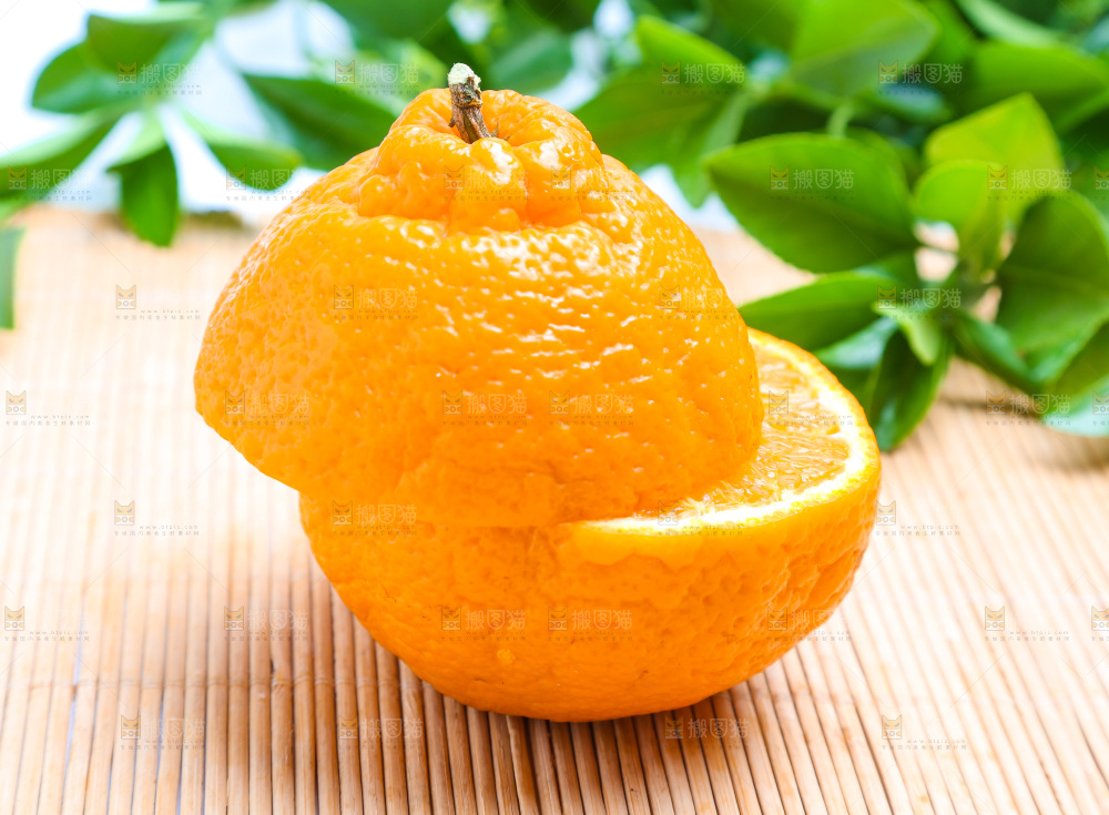 切开的四川丑橘放在浅底上