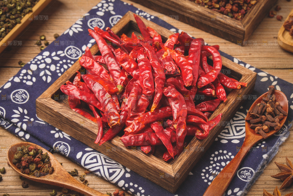木底上放着一盘干辣椒