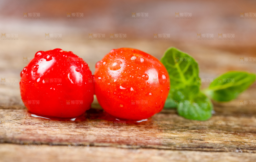 木底上放着烟台水晶黄樱桃