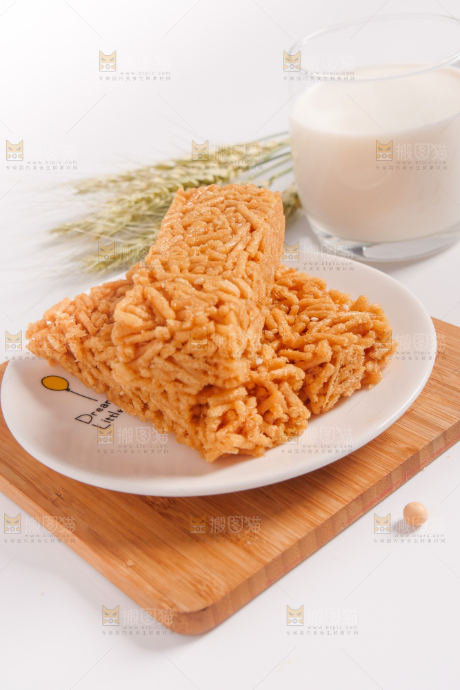 木板上放着一盘沙琪玛