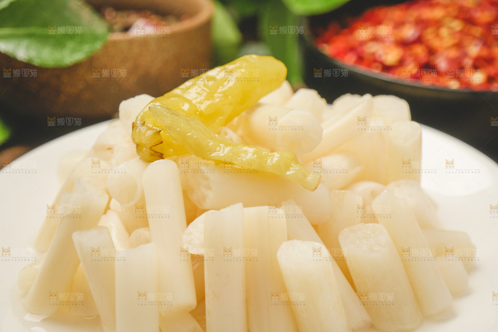 木底上放着一盘泡椒藕带