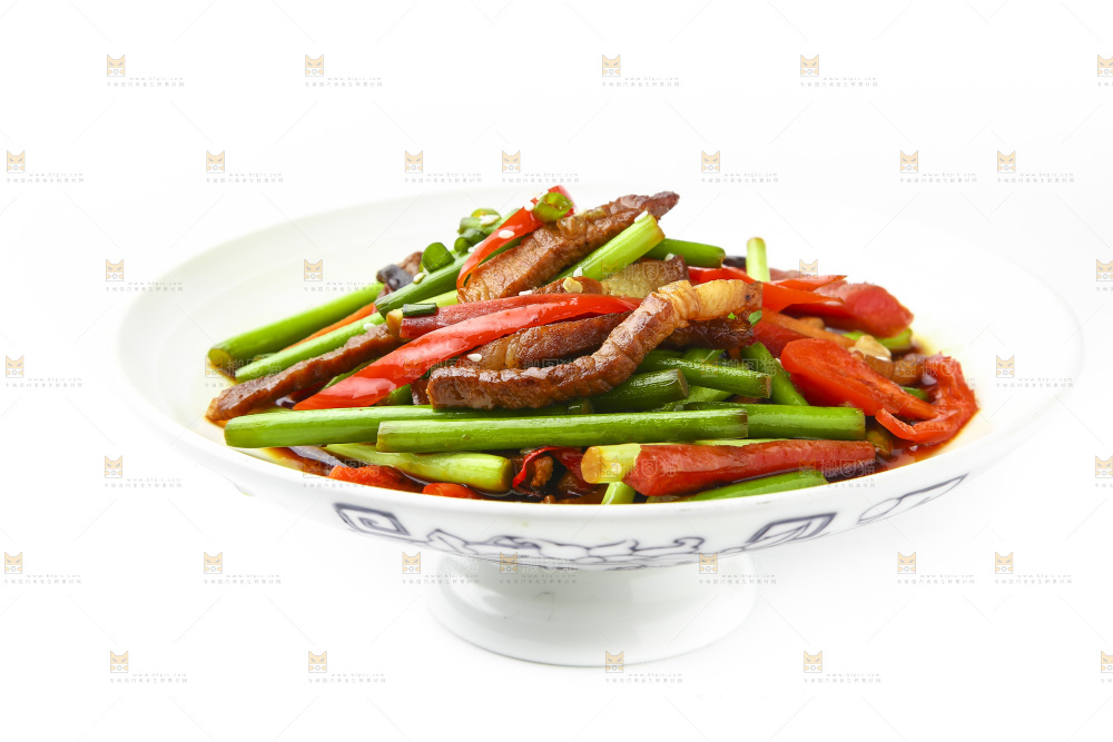 白底上放着一盘蒜苔炒肉