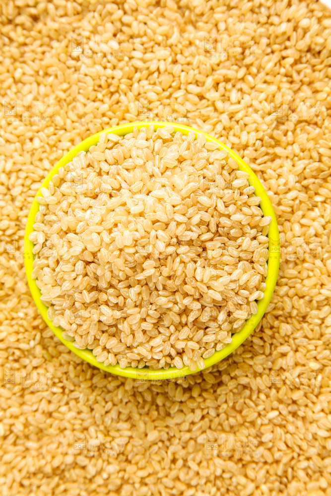 东北糙米放在白底上