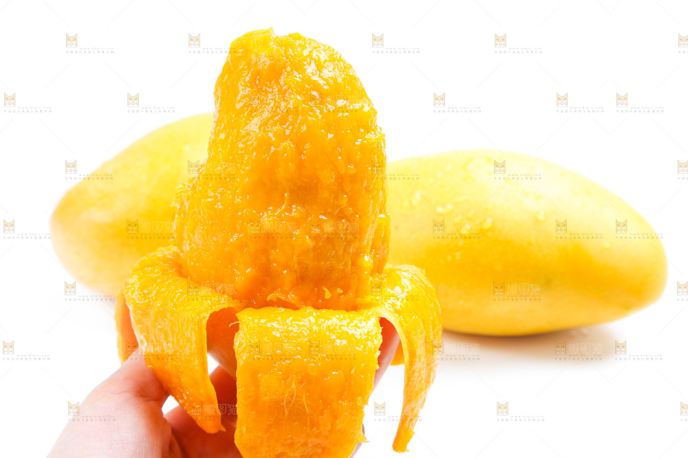 手拿剥皮的芒果