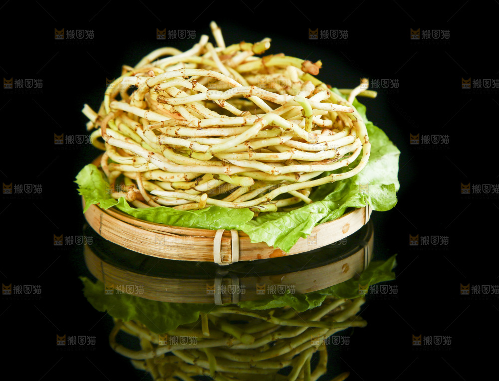 黑底上放着一盘鱼腥草