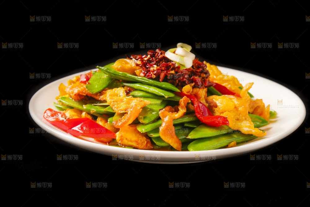 黑底上放着一盘豌豆炒鸡蛋