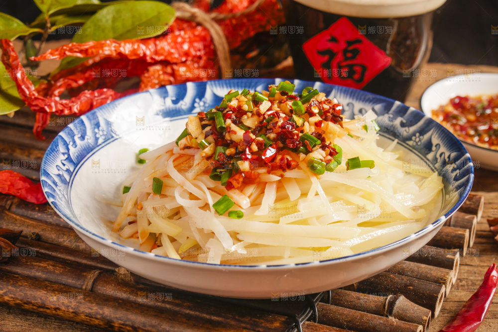 木底上放着一盘凉拌土豆丝