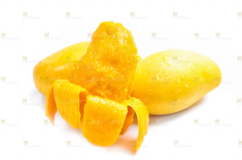 白底上放着剥皮的芒果