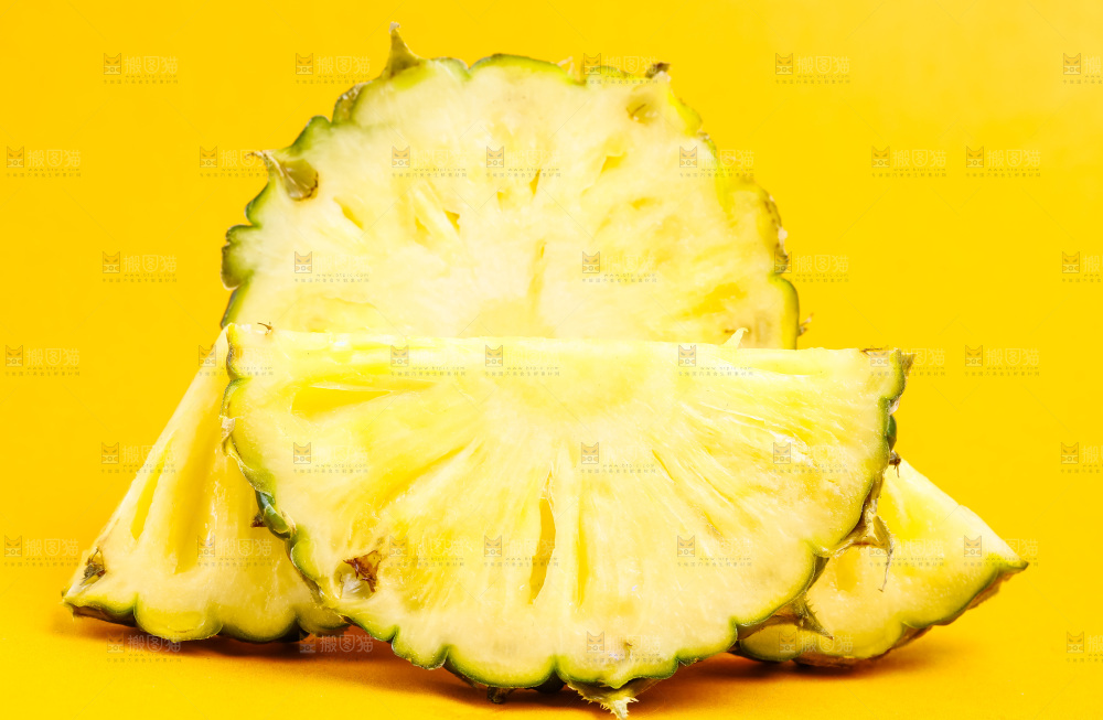 浅底上放着云南香水小菠萝