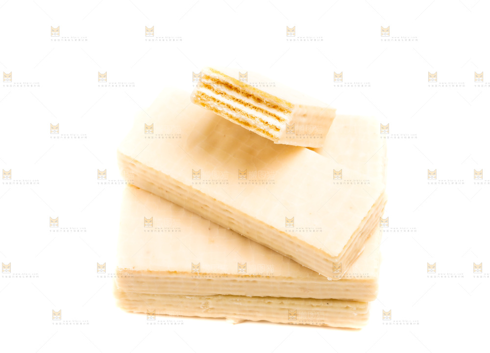 威化饼干放在白底上
