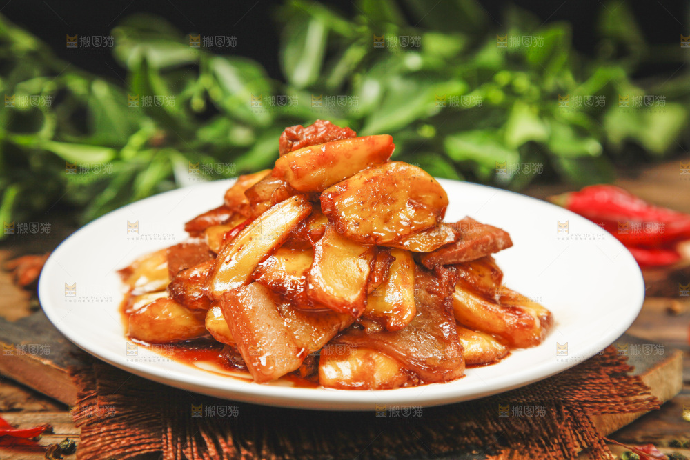 木底上放着一盘小炒肉