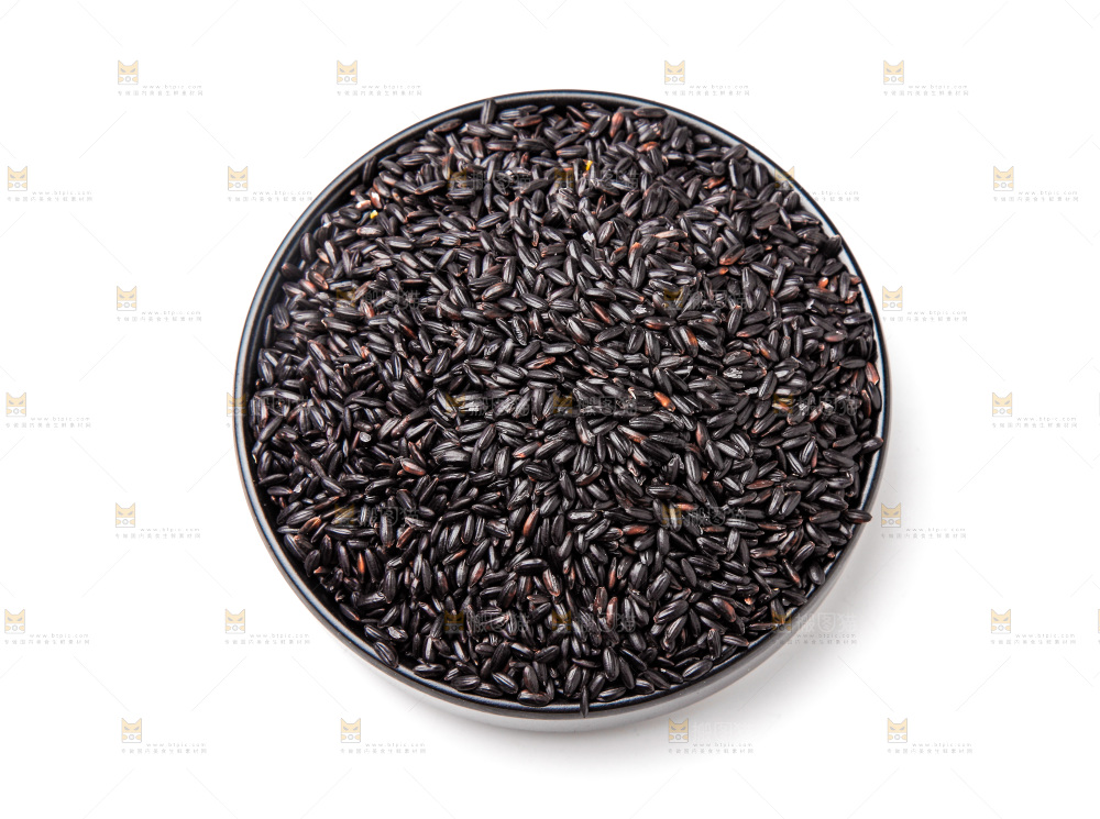 一碗东北黑米放在白底上