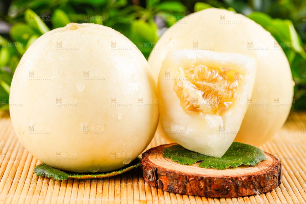 浅底上的新鲜甜瓜