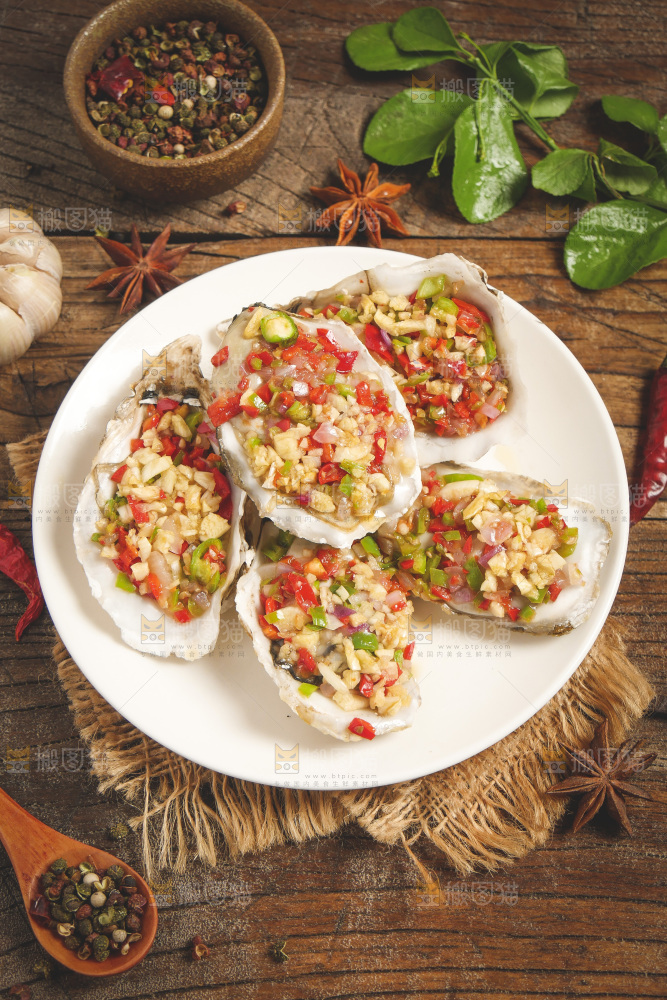 木底上放着一盘香辣生蚝