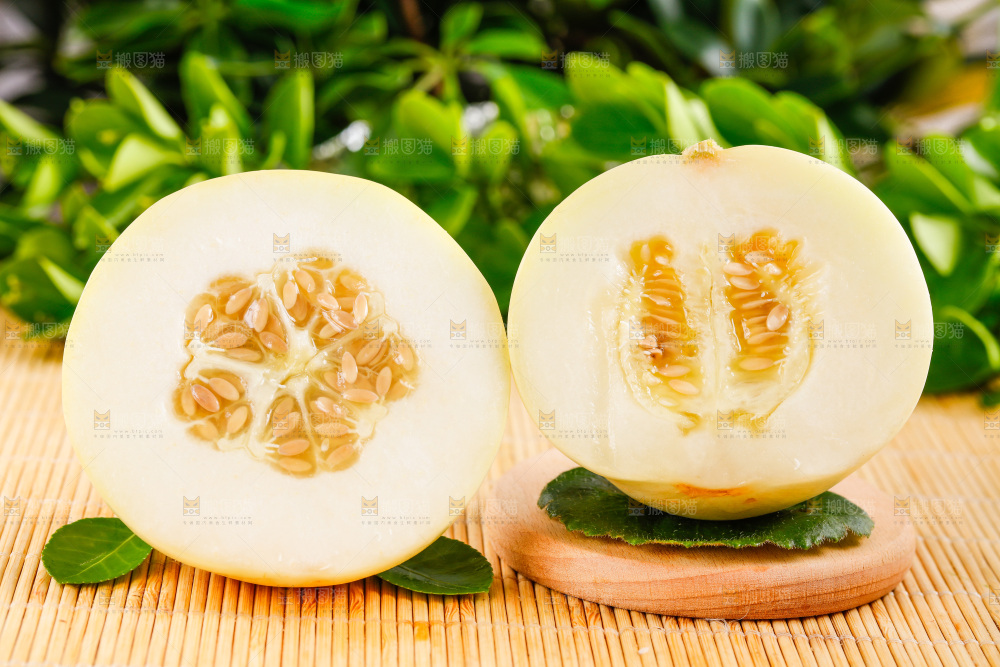 浅底上的新鲜甜瓜