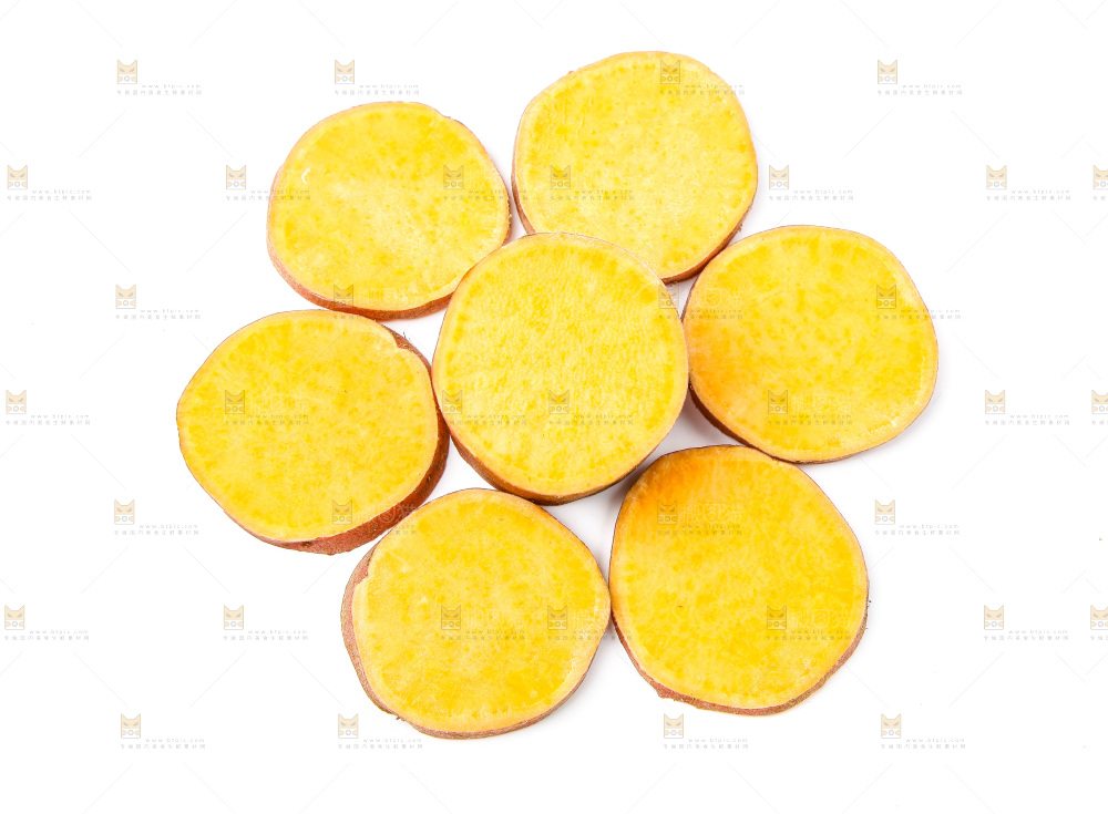 切开的蜜薯放在白底上