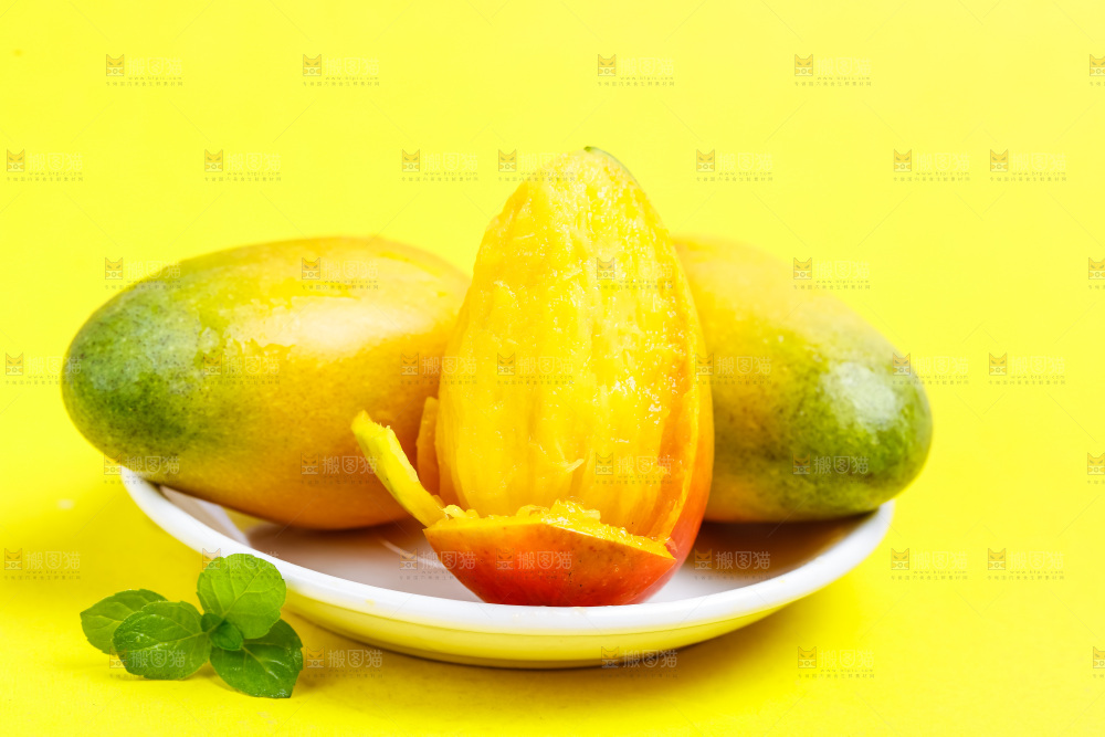 一盘海南贵妃芒放在浅底上