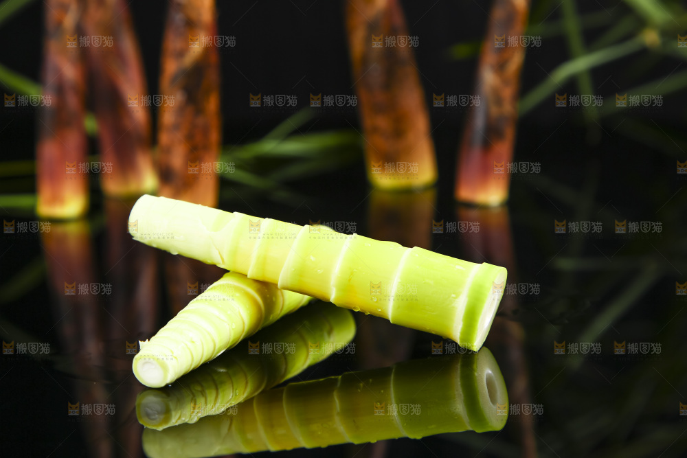 深底上放着剥皮的春雷笋