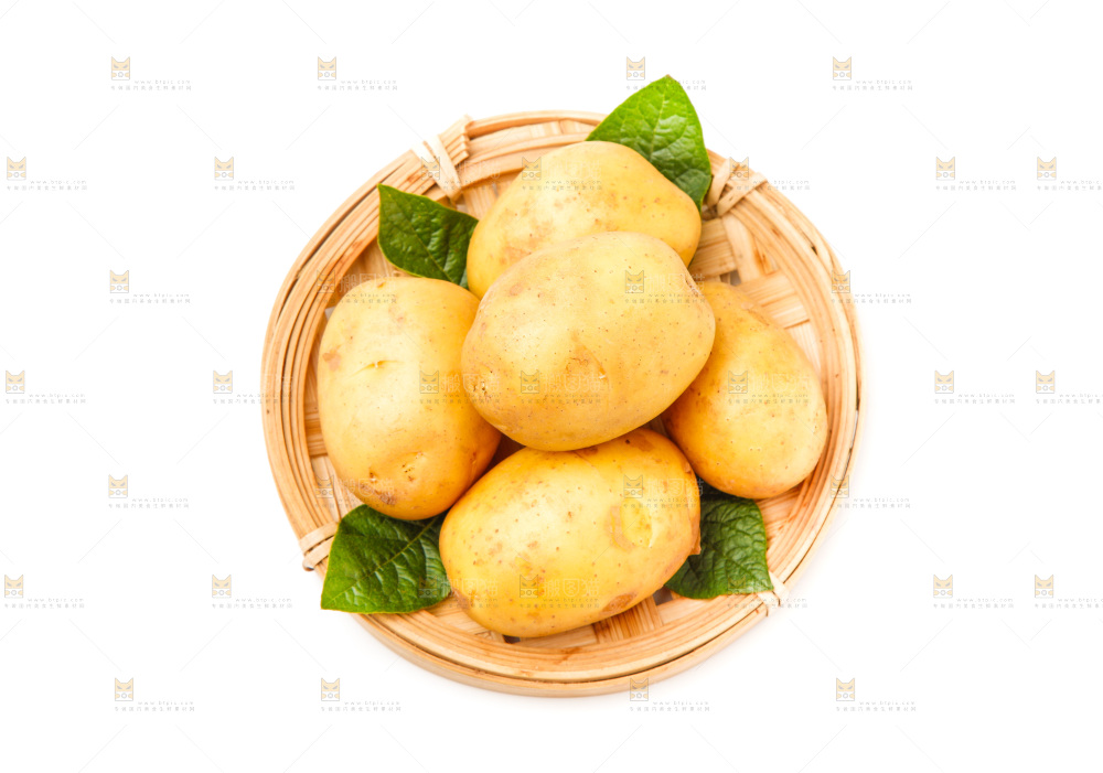 一盘新鲜土豆放在白底上