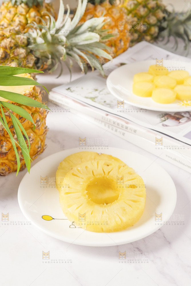 浅底上放着一盘菠萝