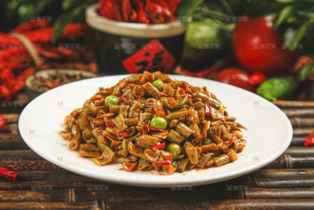 一盘酸豆角放在木底上