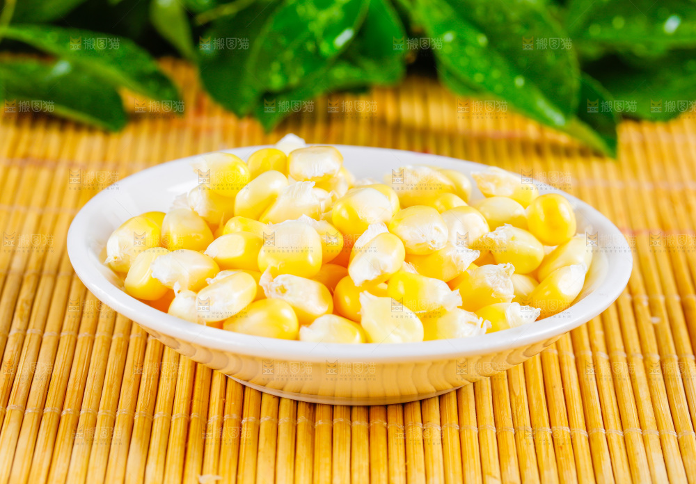 木底上放着甜玉米粒