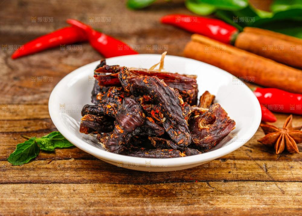 手撕牛肉干放在木底上