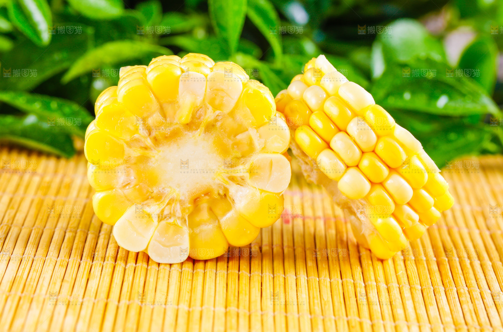 甜玉米切块放在木底上