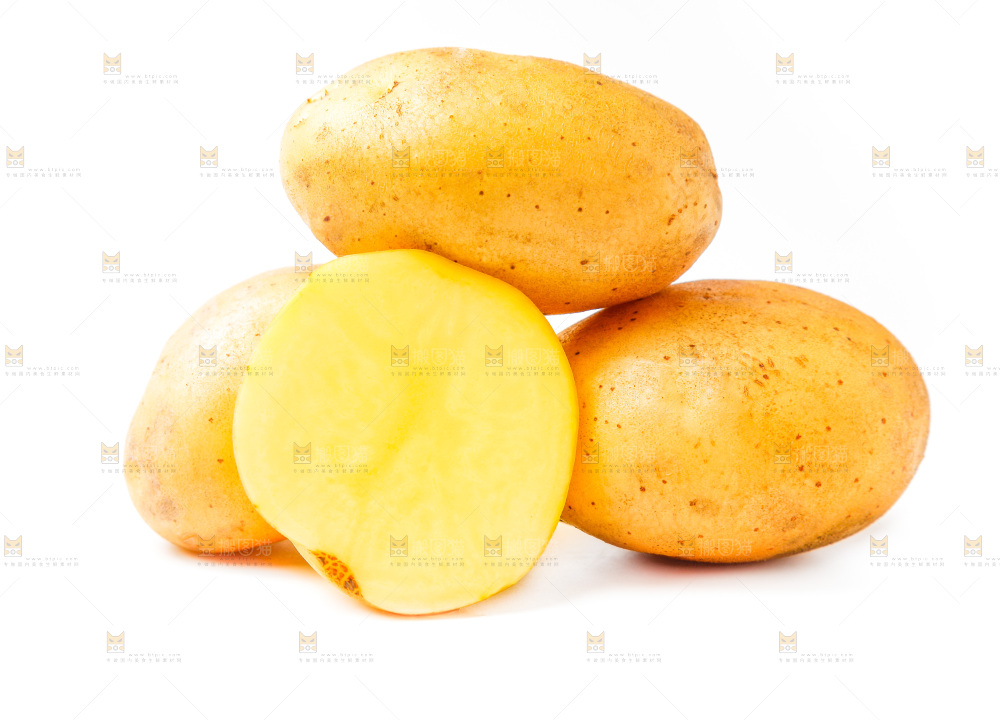 黄心土豆放在白底上