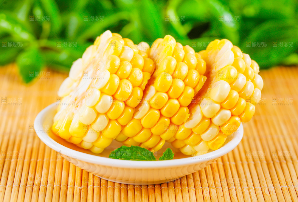 木底上放着一盘水果玉米切块