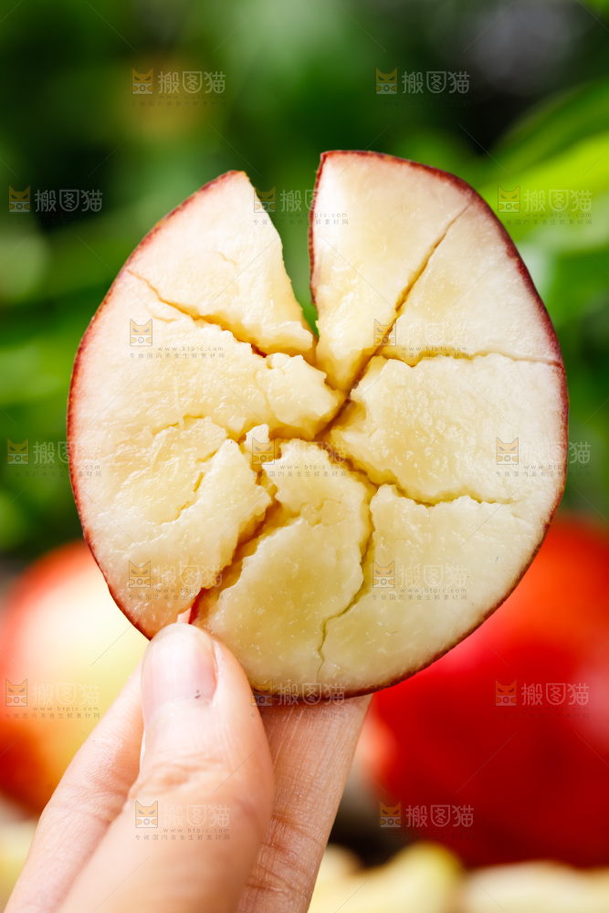 手拿白心油桃