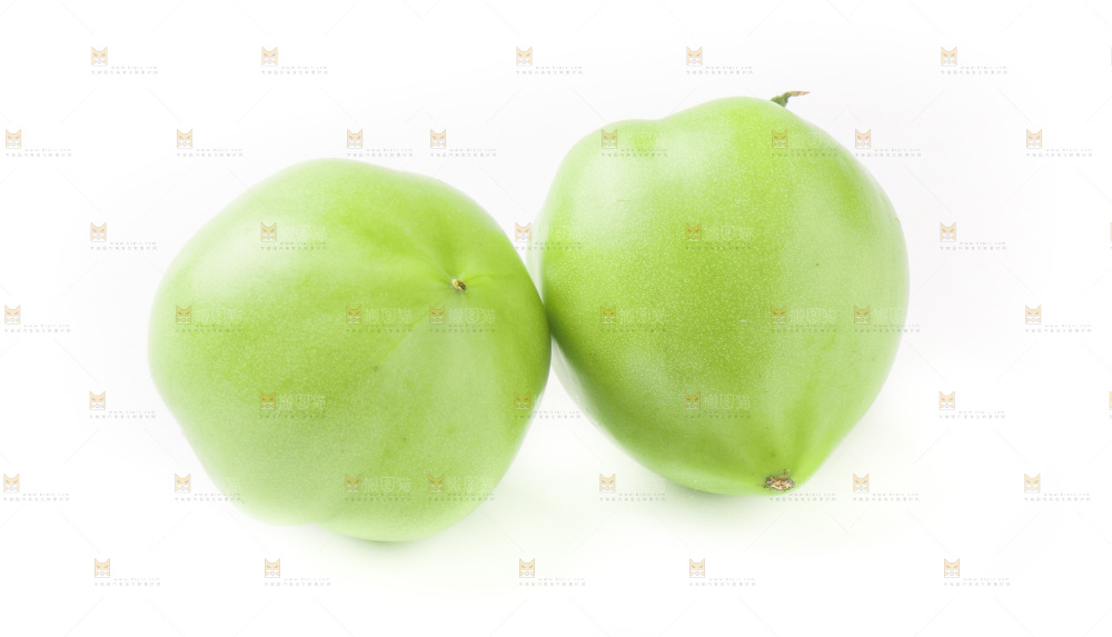 白底上放着青番茄
