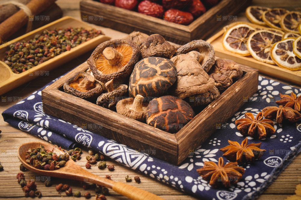 木底上放着一盘香菇