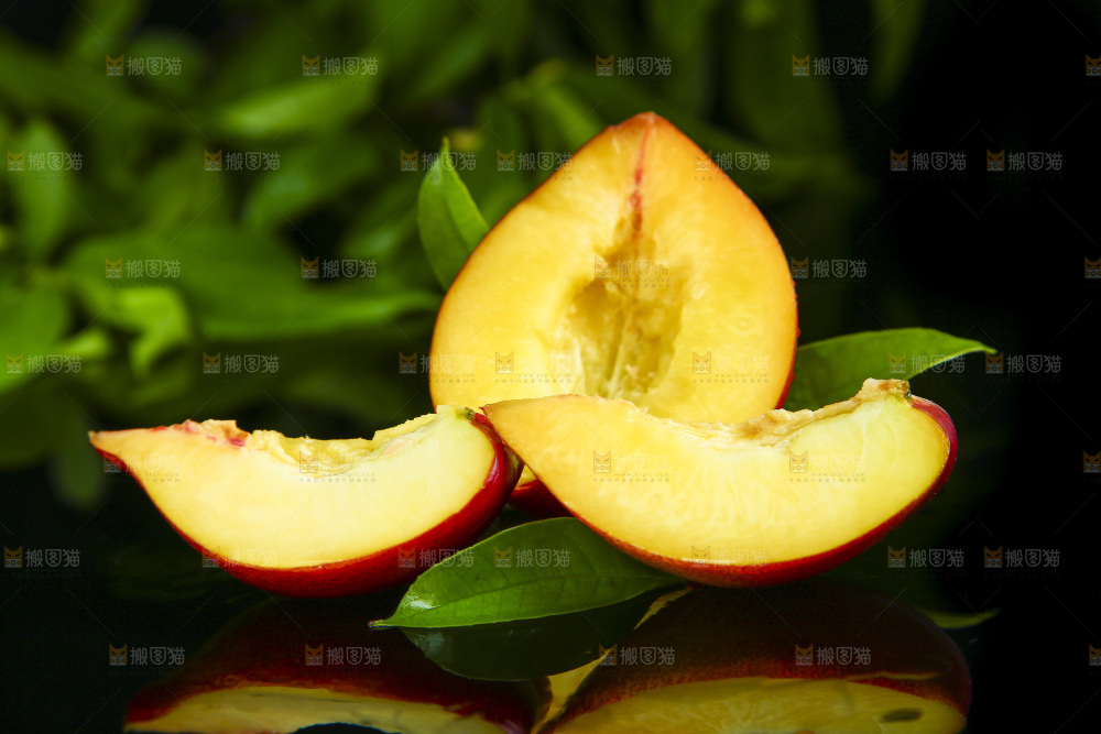 深底上放着新鲜油桃