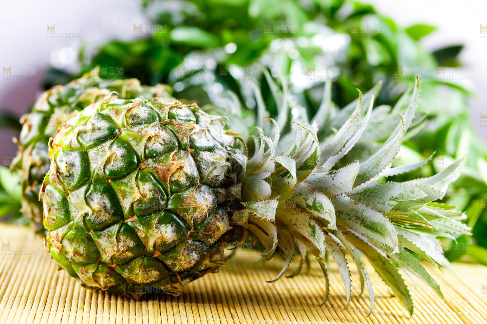 云南香水小菠萝放在白底上