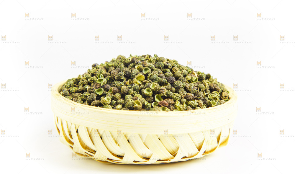 四川藤椒放在白底上