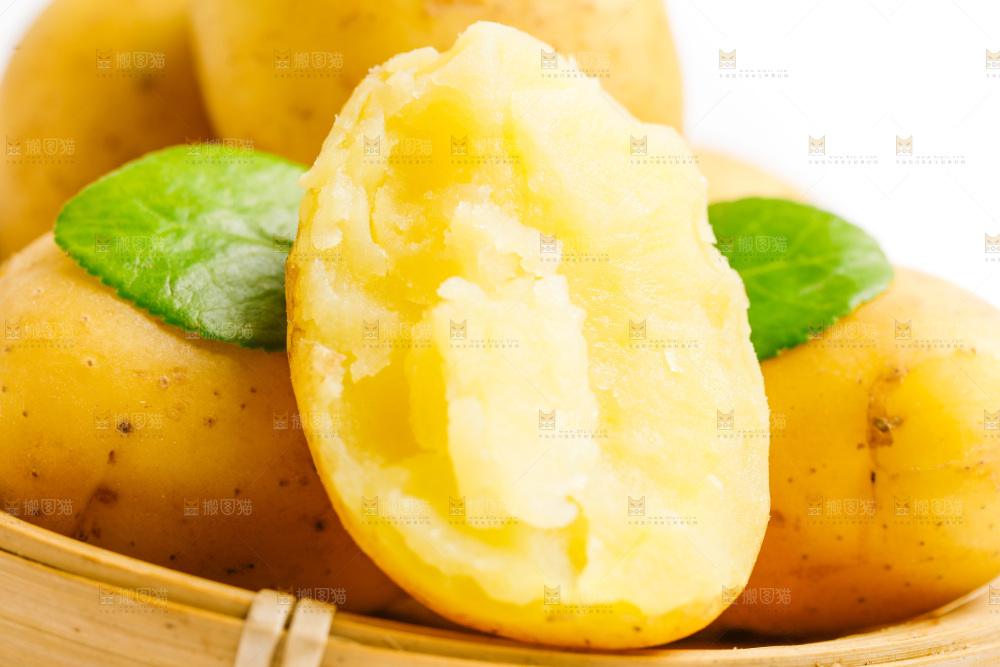 白底上放着一盘云南土豆