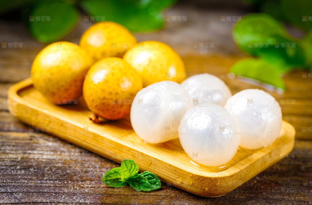 木底上放着泰国龙眼