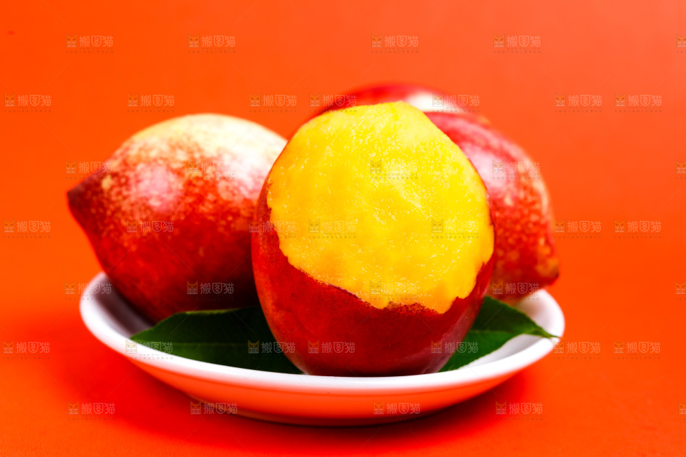 一盘黄心油桃放在浅底上