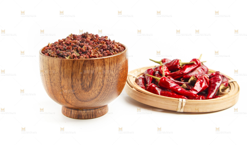 白底上的香料组合