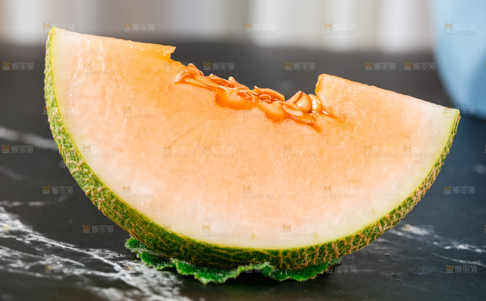 深底上放着哈密瓜切块