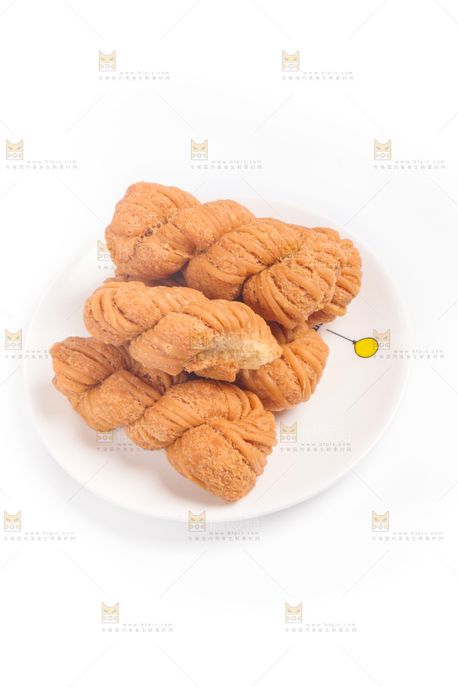 白底上放着一盘香酥麻花