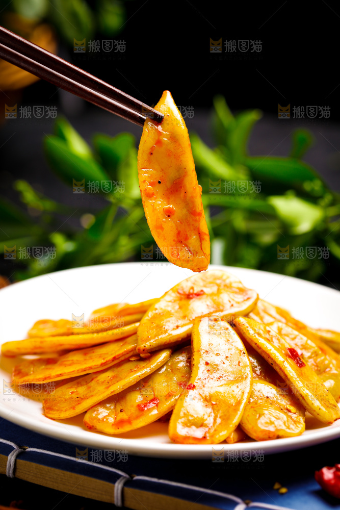 深底上放着一盘酸扁豆角