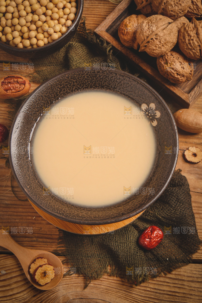 一碗奶茶放在木底上