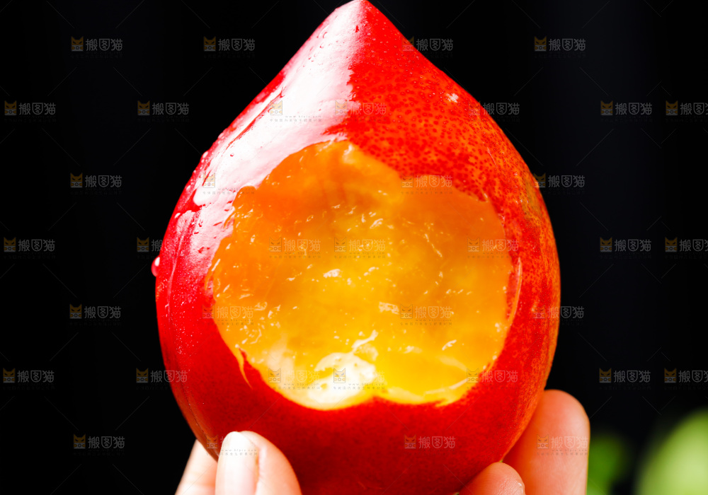 手拿新鲜油桃
