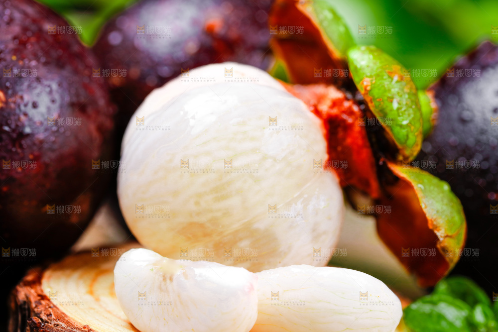 深底上的山竹果肉