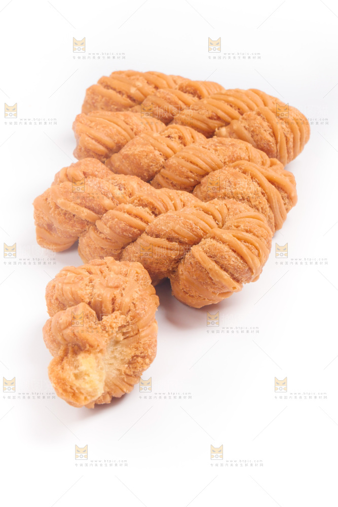 白底上放着香酥麻花