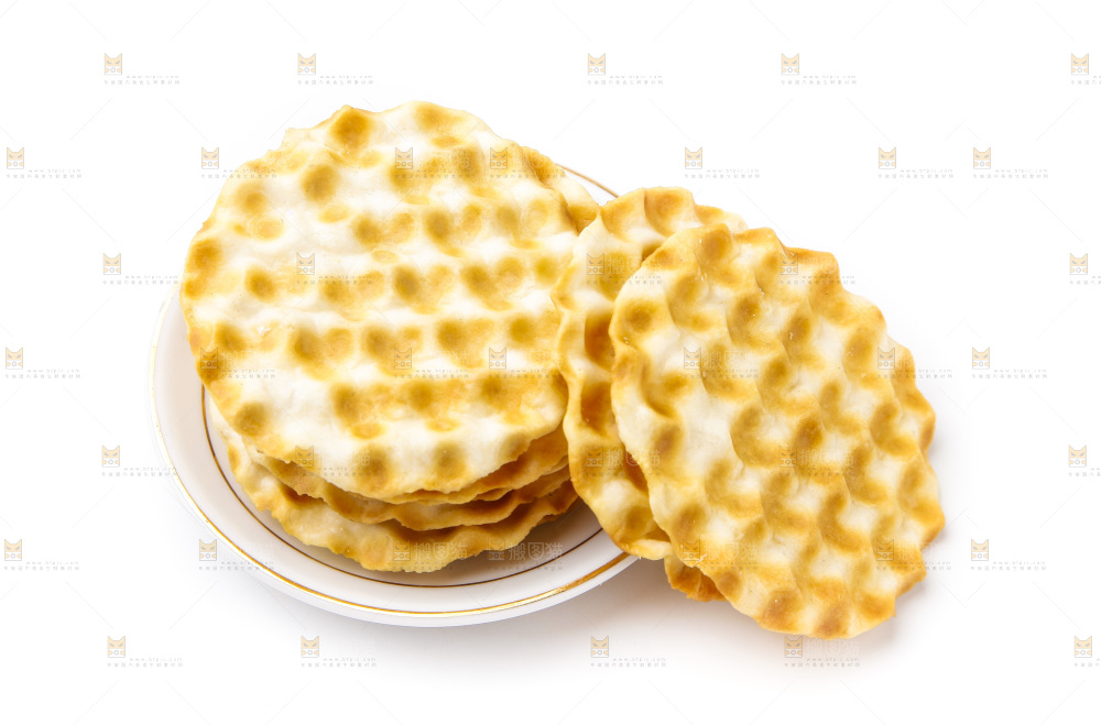 白底上放着一盘饼干